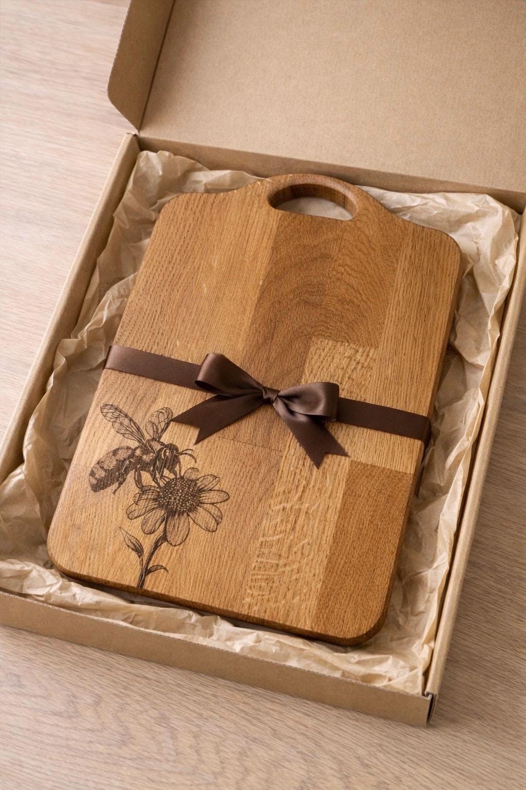 Engraved bumble bee solid Oak Chopping Board | Rustic Kitchen Decor | farmhouse decor
