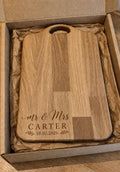 Personalised Wedding Gift Oak Chopping Board – Engraved Mr & Mrs Keepsake – Boxed 27 x 21cm